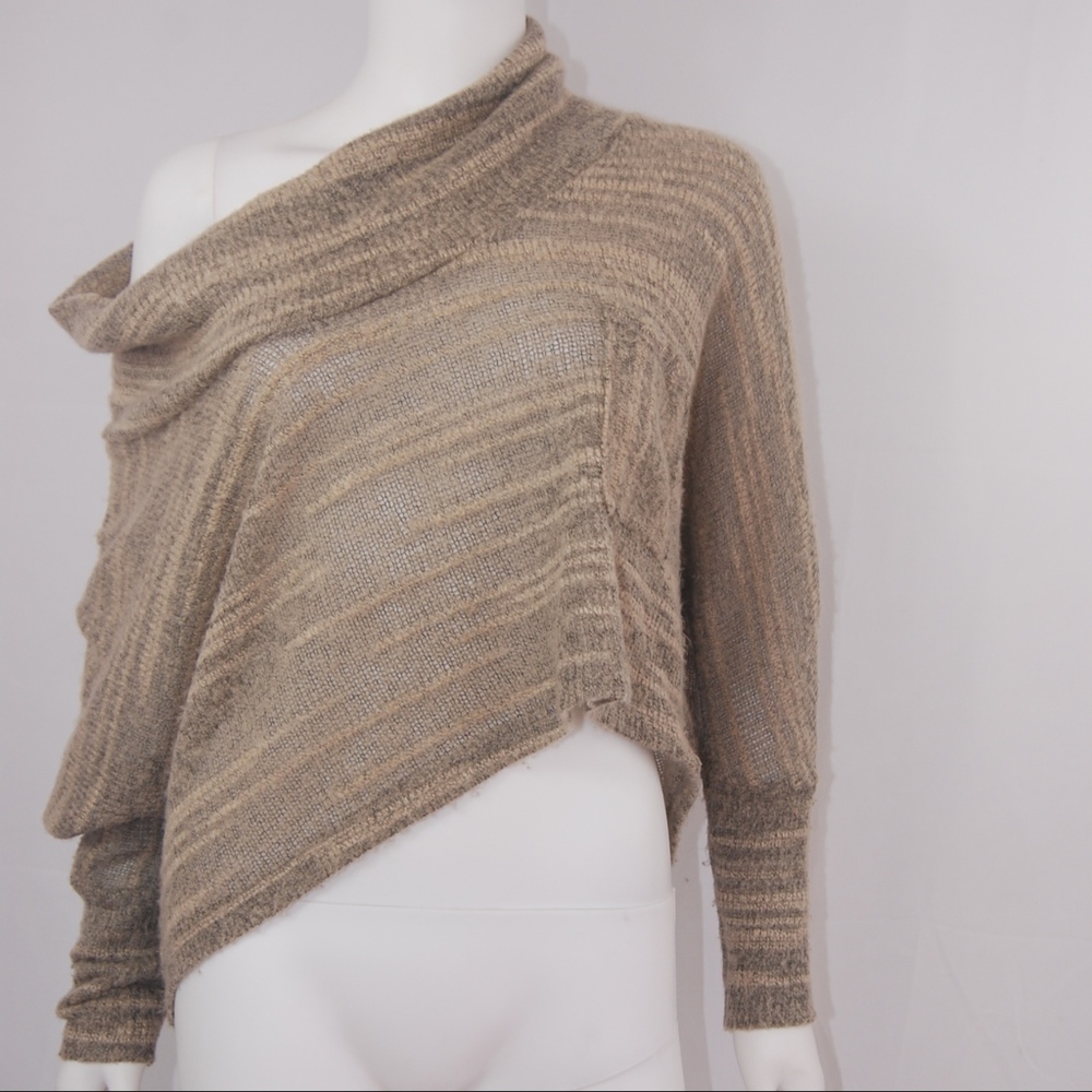 Foreign Exchange Cream & Gray Crop Sweater Sz S